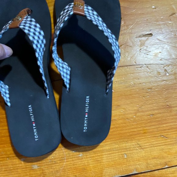 Tommy Hilfiger plaid flip flops Size 9/9.5 - Picture 2 of 5